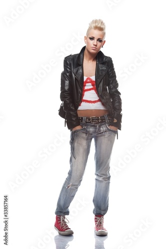 Foto: Punk girl in leather jacket. Punk girl in leather jacket.