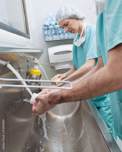 Photo: Surgeons washing hands Surgeons washing hands