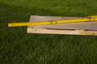 Foto: massnehmen an holzbrett mit meterstab massnehmen an holzbrett mit meterstab