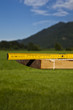 Foto: holzbrett mit meterstab ausmessen holzbrett mit meterstab ausmessen