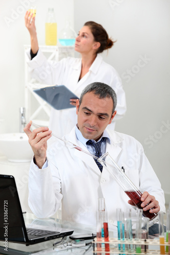 Foto: Scientists performing experiments Scientists performing experiments