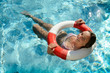 Foto: Teenagergirl im Rettungsreifen Teenagergirl im Rettungsreifen