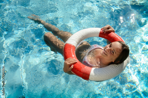 Foto: Teenagergirl im Rettungsreifen Teenagergirl im Rettungsreifen