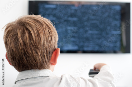 Photo: Junge schaut TV Junge schaut TV