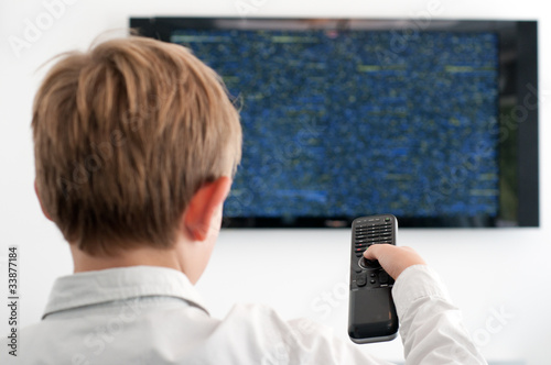 Photo: Junge schaut TV Junge schaut TV