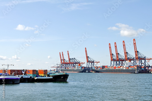 Foto: Container ship in harbor of rotterdam with colorful cranes Container ship in harbor of rotterdam with colorful cranes