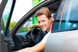 Mann in Auto an der Tankstelle