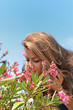 Photo: Portrait d'une jeune femme qui sent les parfums des plantes Portrait d'une jeune femme qui sent les parfums des plantes