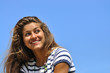 Jeune femme au sourire malicieux