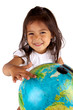 petite fille qui regarde le globe térrestre