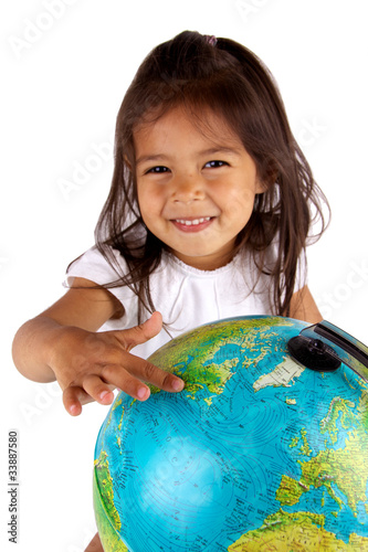 Photo: petite fille qui regarde le globe térrestre petite fille qui regarde le globe térrestre