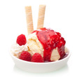 Eis mit roter Soße und Himbeeren