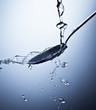 Wasser trifft auf einen Löffel