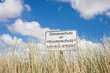 Schild Dünenschutz in den Dünen von Föhr
