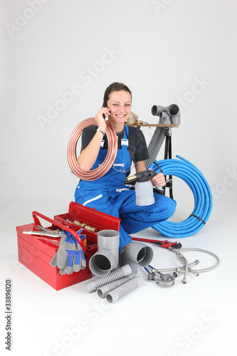 Foto: Female labourer speaking on mobile telephone Female labourer speaking on mobile telephone