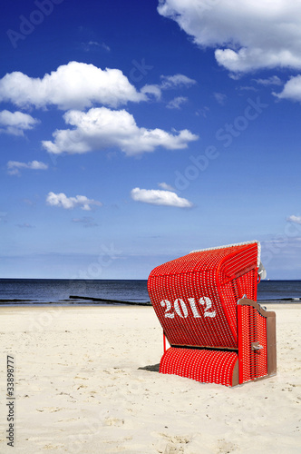 Foto: 2012 roter Strandkorb Himmel Meer 2012 roter Strandkorb Himmel Meer