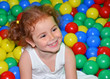 Bambina che gioca con palline colorate