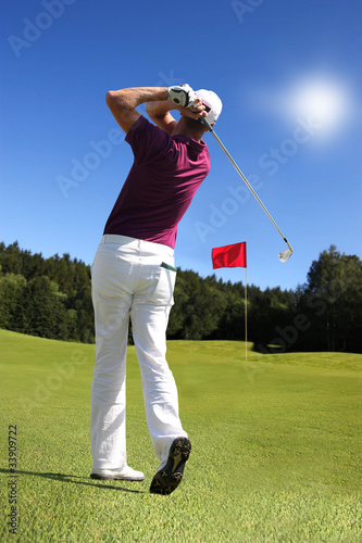 Photo: Man playing golf Man playing golf