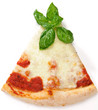 Fetta di pizza con basilico
