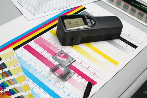 Photo: Druckbogen, Farben und Densitometer Druckbogen, Farben und Densitometer