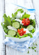 frischer Salat mit Gurke