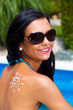 Foto: Frau mit Sonnencreme am Schwimmbad Frau mit Sonnencreme am Schwimmbad