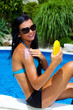 Foto: Frau mit Sonnencreme am Schwimmbad Frau mit Sonnencreme am Schwimmbad