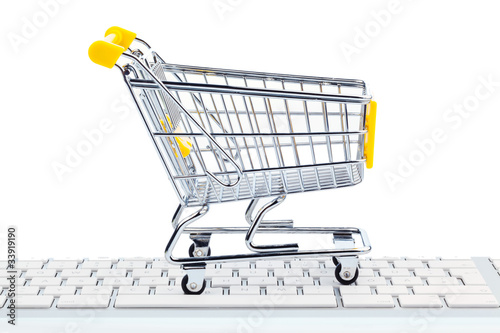 Foto: Warenkorb und Tastatur. Online Shopping Warenkorb und Tastatur. Online Shopping