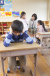 仲間外れにされる小学生男子