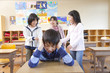 仲間外れにされる小学生男子
