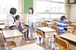 仲間外れにされる小学生男子