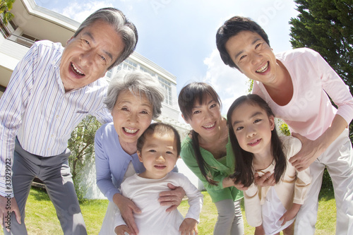 Photo: 庭で微笑む親子3世代 庭で微笑む親子3世代