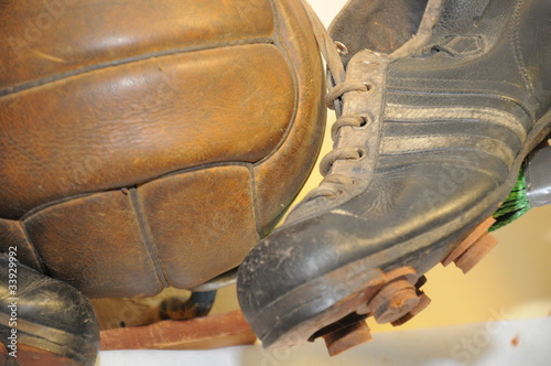 Foto: Fußball - historisch - Ball und Schuhe Fußball - historisch - Ball und Schuhe