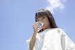 コップの水を飲む女の子