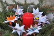 Foto: Weihnachtskranz mit Papiersternen Weihnachtskranz mit Papiersternen