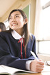 授業を受ける女子中学生