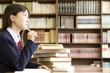 悩んでいる女子中学生