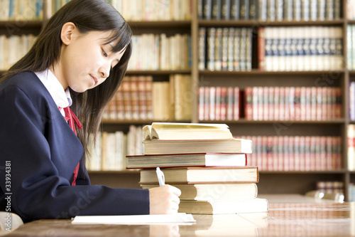 Photo: 図書室で勉強する女子中学生 図書室で勉強する女子中学生