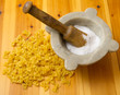 Pasta cruda con sale grosso nel mortaio Pasta cruda con sale grosso nel mortaio