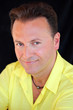 Homme 40s serein, souriant, dynamique et détendu