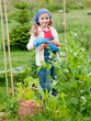 Photo en ligne au meilleur prix Gardening -  girl working in the vegetables garden