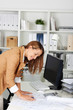 junge architektin arbeitet am schreibtisch