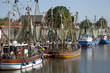 Krabbenkutter im Hafen von Greetsiel, Niedersachsen, Deutschland Krabbenkutter im Hafen von Greetsiel, Niedersachsen, Deutschland