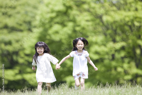 Photo: 手を繋いで走る2人の女の子 手を繋いで走る2人の女の子