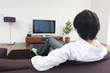 リビングでテレビを見る男性の後姿