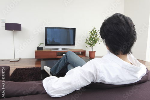 Photo: リビングでテレビを見る男性の後姿 リビングでテレビを見る男性の後姿