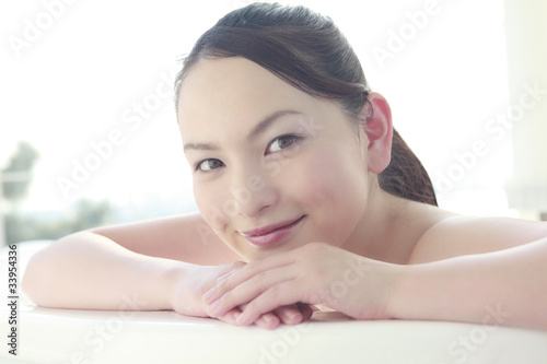 Photo: お風呂に入ってリラックスしている女性 お風呂に入ってリラックスしている女性