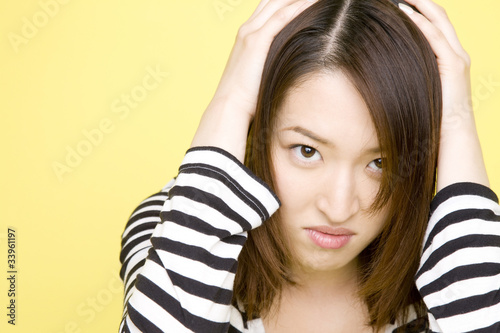Photo: 頭を抱える女性 頭を抱える女性