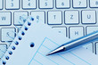 Notizblock und Tastatur eines Computers