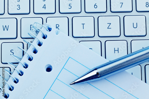 Foto: Notizblock und Tastatur eines Computers Notizblock und Tastatur eines Computers